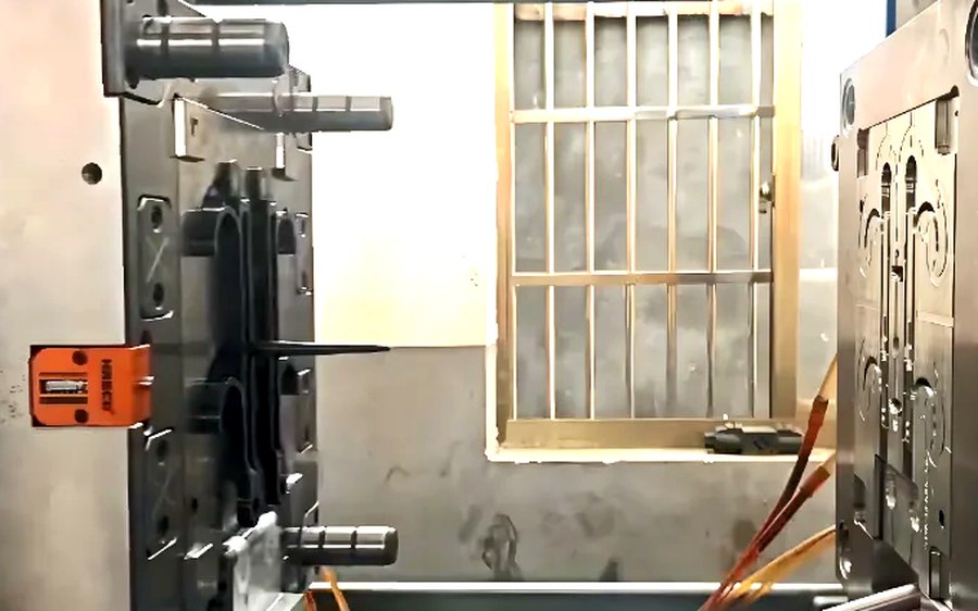 Die casting cell with robot extraction running production shots